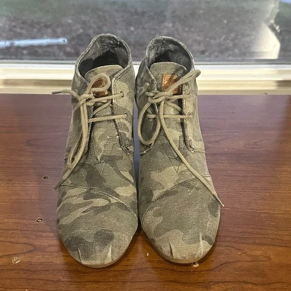 TOMS Women's Camouflage Wedge Booties Size 10 - Picture 2 of 7